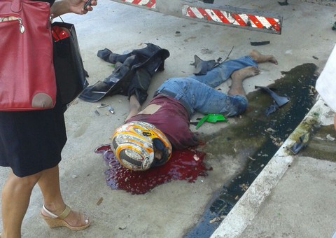 Jovem policial morre em acidente de moto após mulher atravessar rua fora da faixa