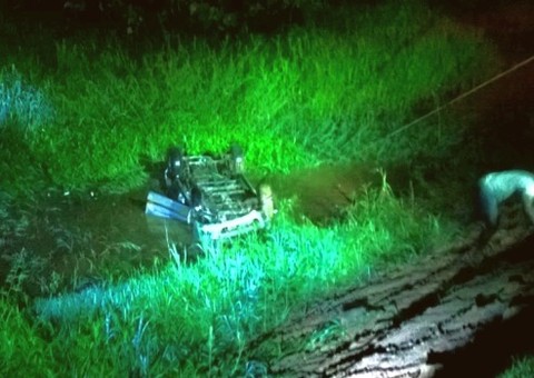 S-10 capota, mata um e dois ficam feridos