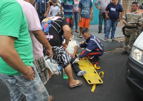 Fiat bate em moto e fere dois jovens no Japiim