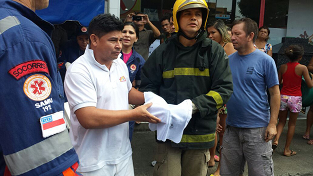 Homem prende mão em máquina de moer carne