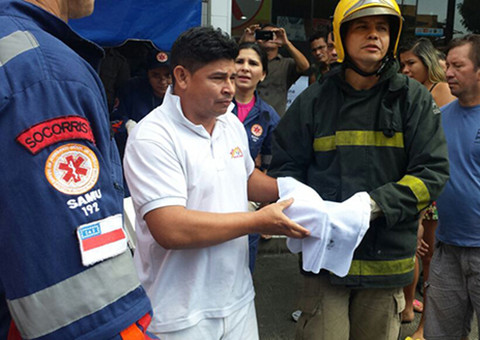 Homem prende mão em máquina de moer carne