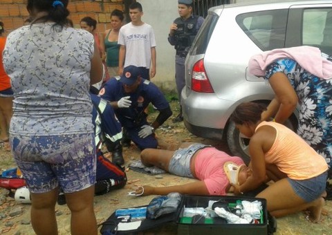 Mulher é atropelada e arrastada para dentro de uma casa