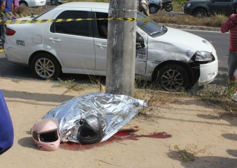 Táxi colide com motocicleta e mata motoqueiro na BR-319