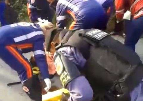 Vídeo mostra cenas do socorro ao motociclista acidentado