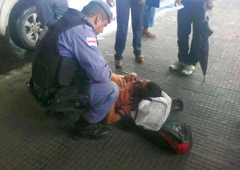 Desrespeito ao usuário: Motorista não para, passageiro cai do ônibus e fica gravemente ferido