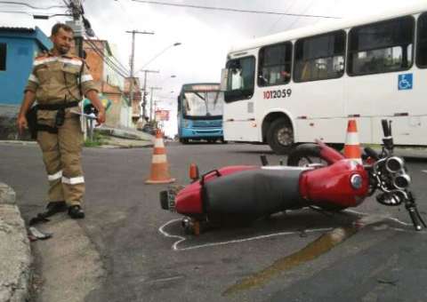 Outro acidente entre carro e moto acontece no mesmo local em menos de duas horas