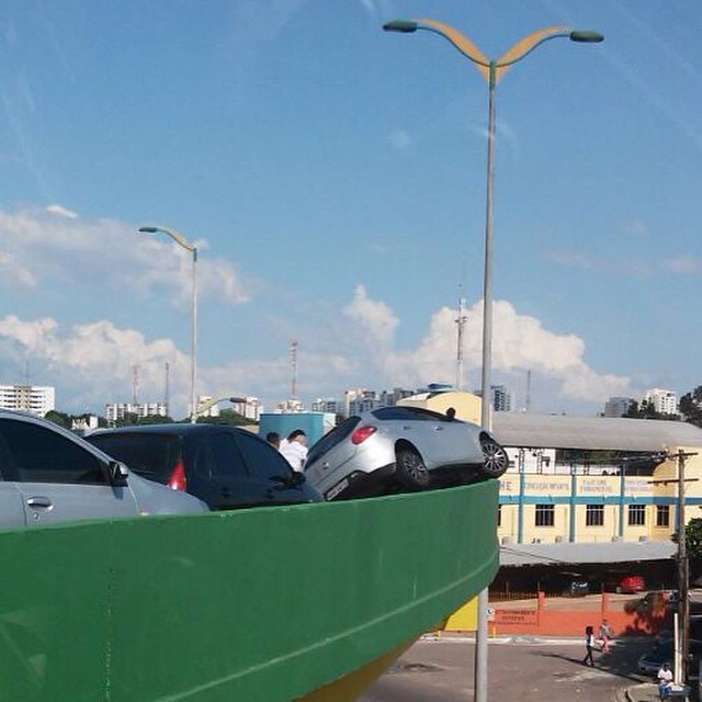 Depois de subir na mureta do viaduto, carro para trânsito