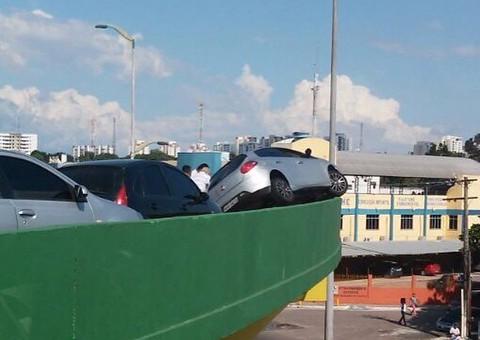 Depois de subir na mureta do viaduto, carro para trânsito