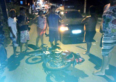 Motociclista ultrapassa em alta velocidade e é atingido em Manaus