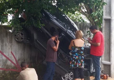 Carro bate em muro e derruba poste da rede de energia