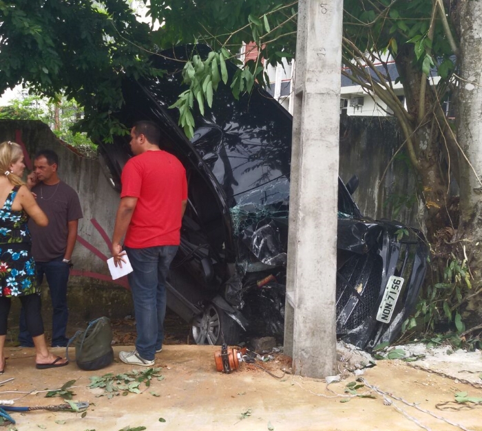 Carro bate em muro e derruba poste da rede de energia