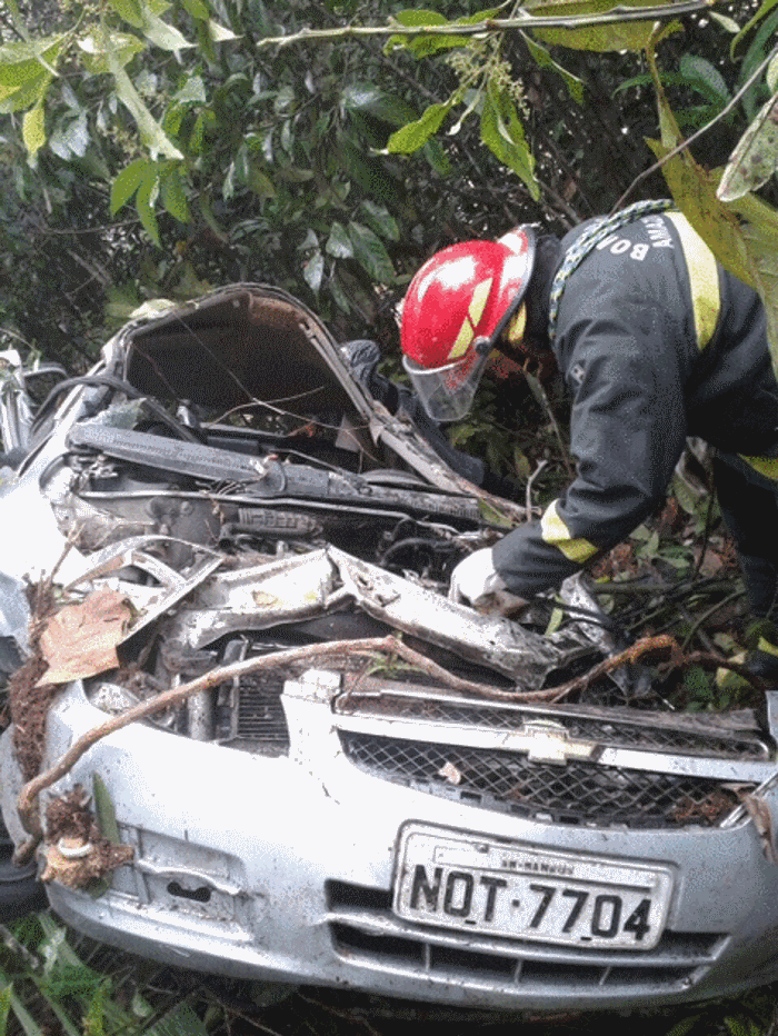 Carro capota na AM-010. Um homem morre e outro fica ferido
