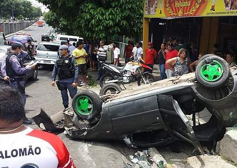 Depois de capotar veículo, condutor sofre tentativa de agressão