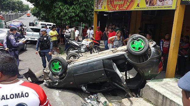 Depois de capotar veículo, condutor sofre tentativa de agressão