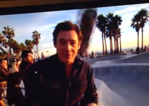 Repórter atingido na cabeça enquanto no meio da gravação de  uma matéria