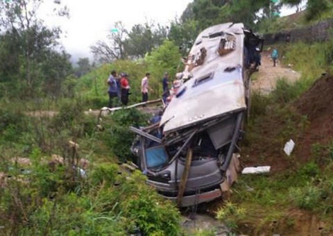 Nove pessoas morrem em acidente com ônibus que seguia para Florianópolis