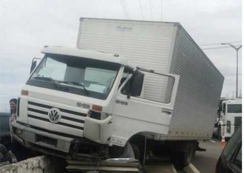 Acidente na Mário Ypiranga envolve caminhão