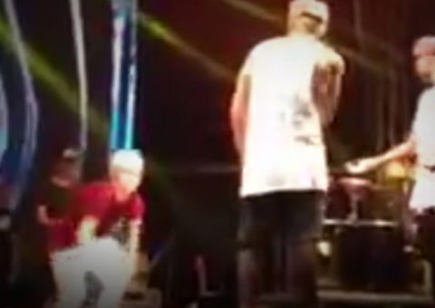 MC Gui tenta salto mortal durante show e acaba se dando muito mal; cena foi filmada