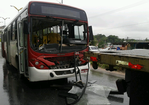 Ônibus bate em caminhão e gestante é encaminhada para o PS João Lúcio