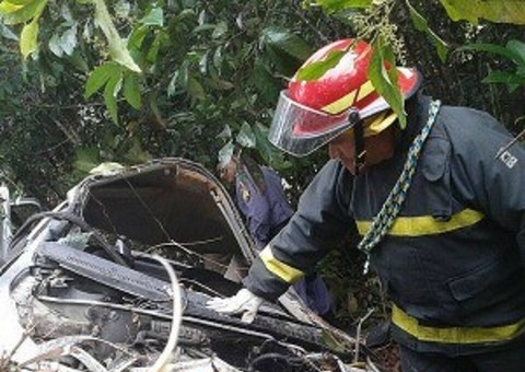 Carro capota na AM-010. Um homem morre e outro fica ferido