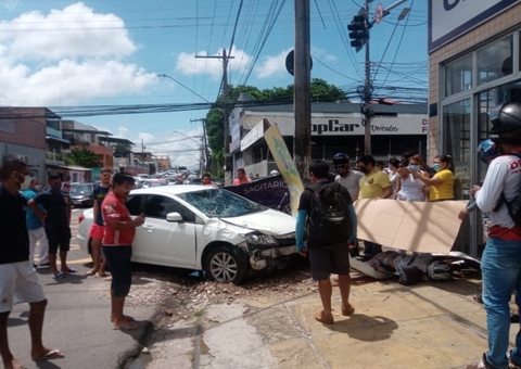 Acidente: Motorista avança sinal e atropela motociclista em Manaus 