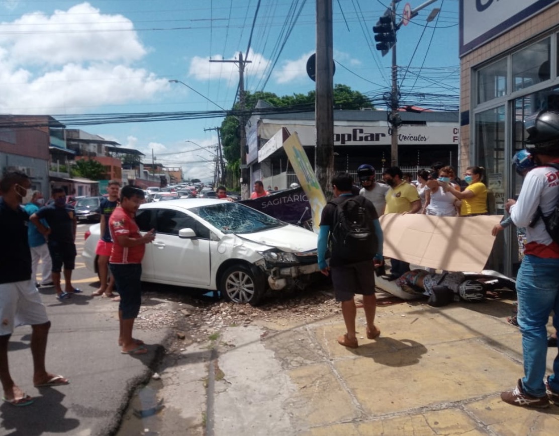 Acidente: Motorista avança sinal e atropela motociclista em Manaus 