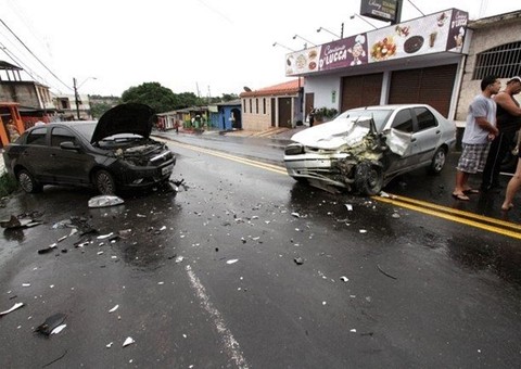 Colisão deixa quatro feridos 