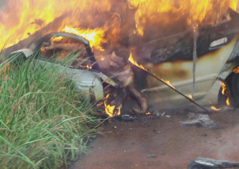 Acidente de carro com carreta deixa duas vítimas carbonizadas