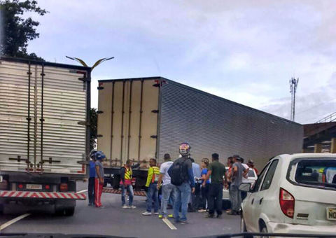 Mulher quase perde a perna em acidente envolvendo cinco veículos