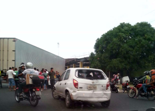 Mulher quase perde a perna em acidente envolvendo cinco veículos