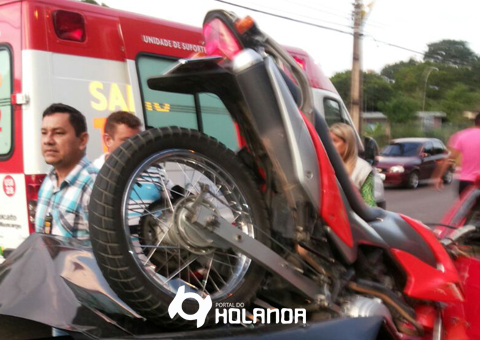 Moto é esmagada em engavetamento na avenida Nilton Lins