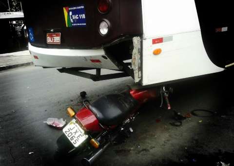 Motociclista  e mulher feridos na colisão de moto com ônibus