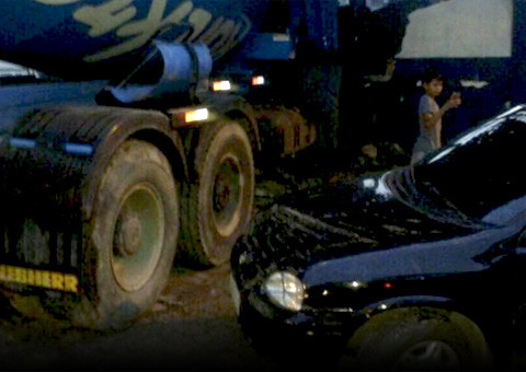 Duas pessoas ficam presas nas ferragens após colisão no Tarumã