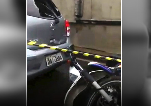 Policial de motocicleta acaba colidindo com carro em viaduto de Manaus