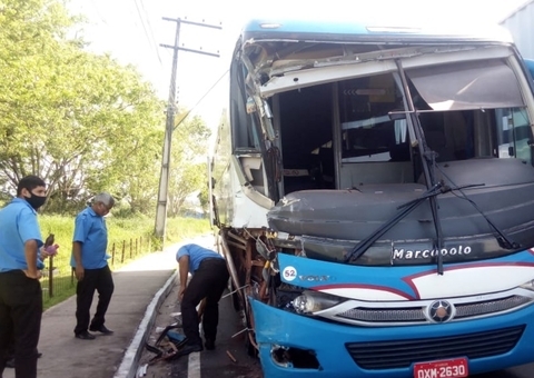 Funcionários do distrito ficam feridos após acidente entre rotas em Manaus 