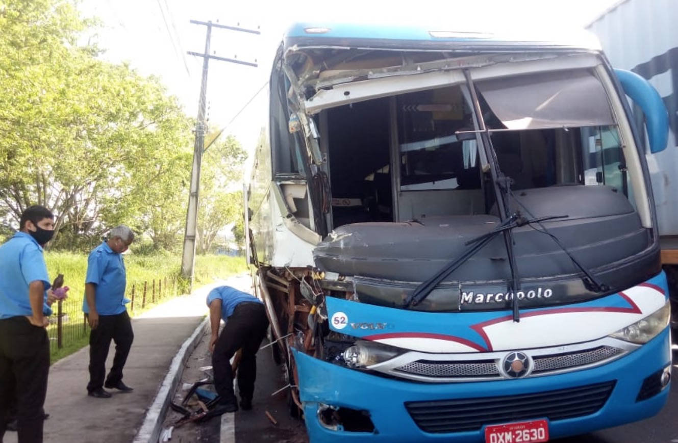 Funcionários do distrito ficam feridos após acidente entre rotas em Manaus 