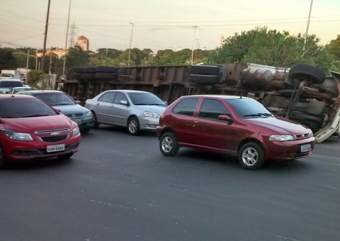 Carreta tomba na Bola da Suframa e congestiona o trânsito