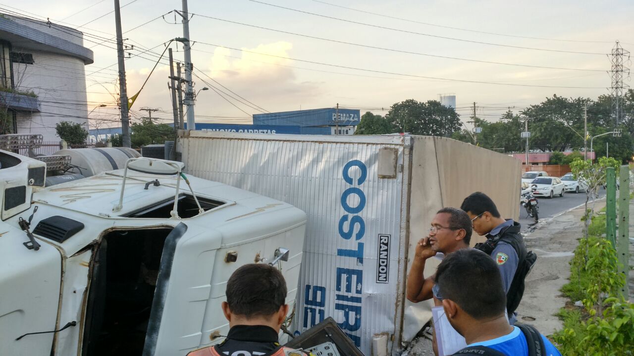 Carreta tomba na Bola da Suframa e congestiona o trânsito