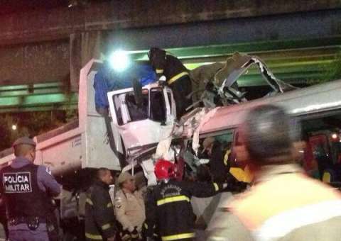 Colisão entre  ônibus e caminhão deixa 15 mortos em Manaus
