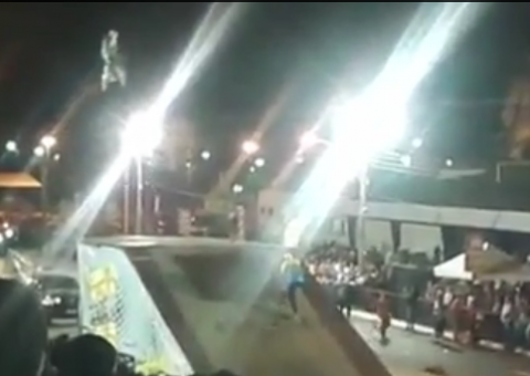 Locutor é arremessado após ser atropelado por moto em evento . Veja