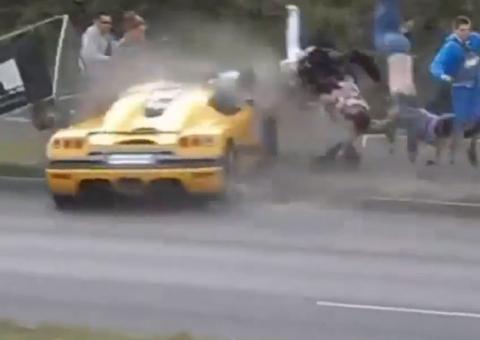 VÍDEO IMPRESSIONANTE: Carro de luxo atravessa pista e atropela espectadores