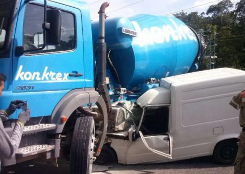 Betoneira se choca com utilitário na estrada do aeroporto