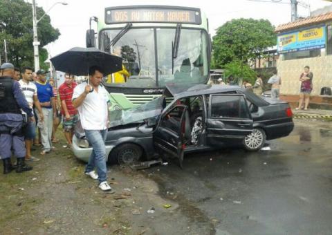 Colisão entre veículos deixa um morto e três feridos