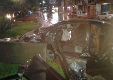 Motorista perde controle do carro, bate na mureta e é internado em estado grave