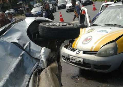 Veículo do Detran  se envolve em acidente na Torquato