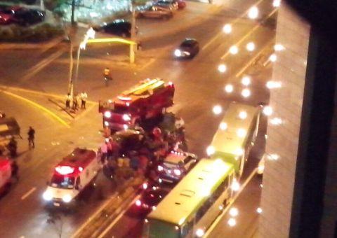 Vítima de acidente fica presa em ferragens