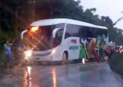 Barranco desaba e ônibus derrapa com passageiros na AM-010