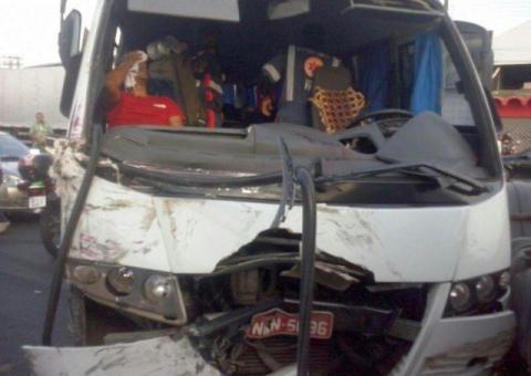 Motorista desmaia e bate de frente com micro-ônibus