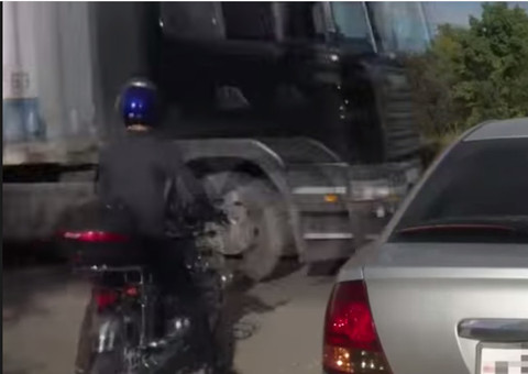 Chocante: Homem perde controle de moto e é arrastado por caminhão