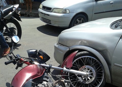 Moto colide com Corsa no Gilberto Mestrinho